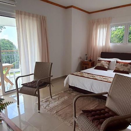 Le Chant De Merle Self -Catering Studios And Apartments Mahé Kültér fotó