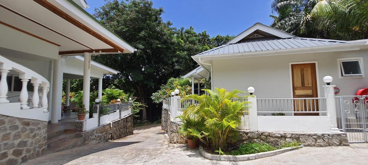 Le Chant De Merle Self -Catering Studios And Apartments Mahé Kültér fotó